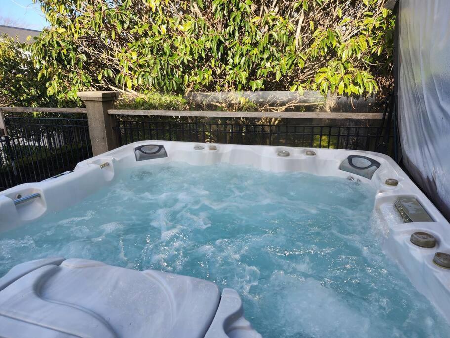 With Hot Tub, Heated Pool & Tennis Court Wellington