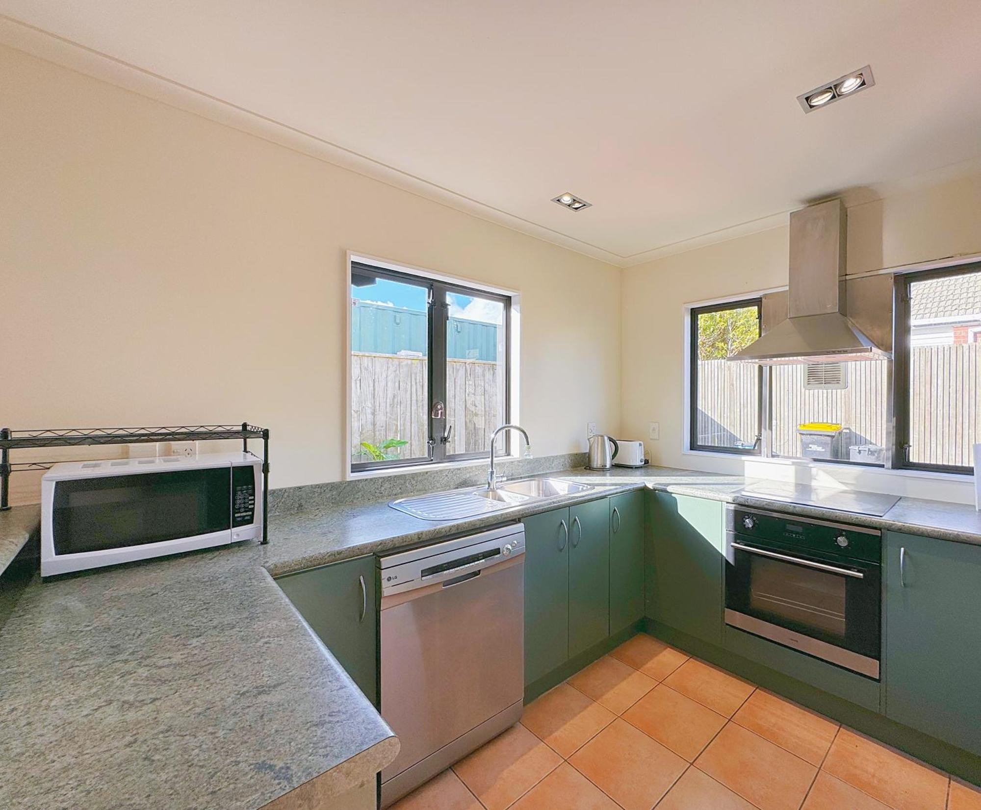 Sunny Family Retreat & Comforts Wellington