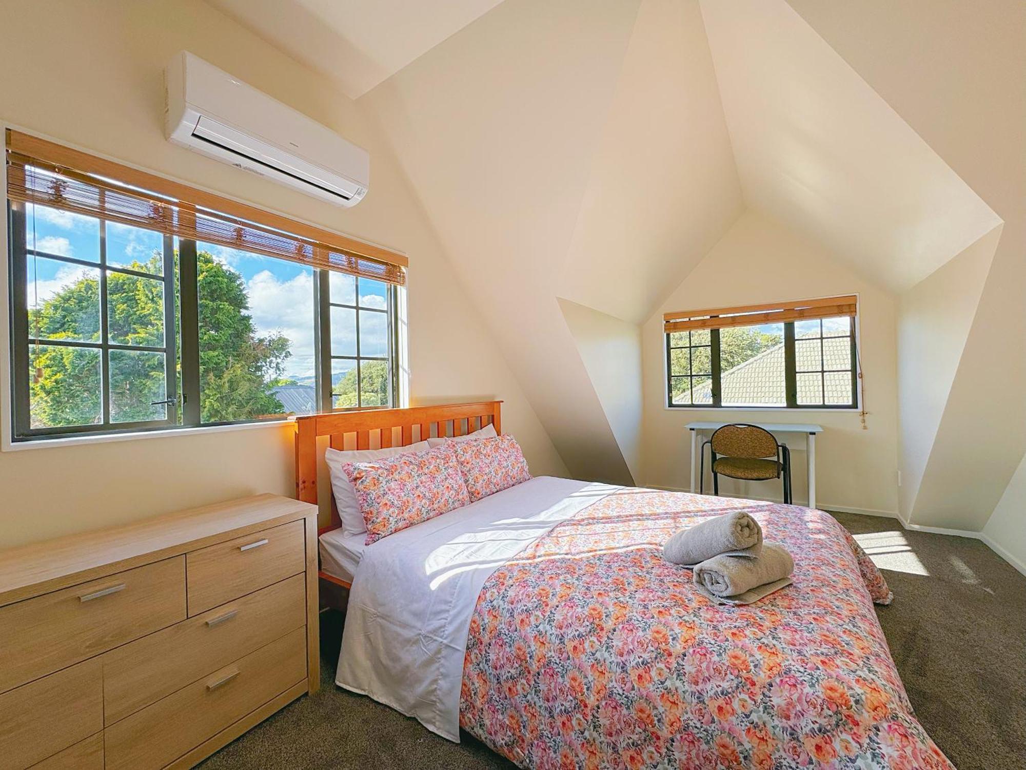 Sunny Family Retreat & Comforts Wellington