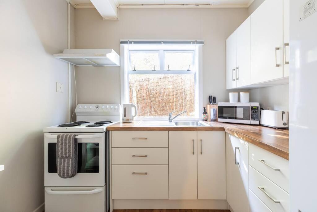 Apartment Sunny 1 Bedroom Flat With Parking