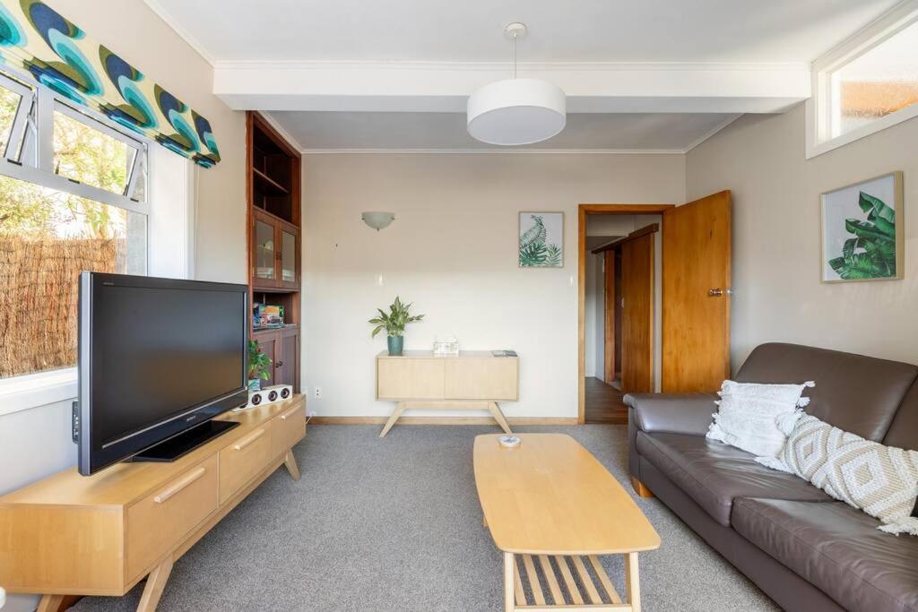 Sunny 1 Bedroom Flat With Parking Apartment Wellington