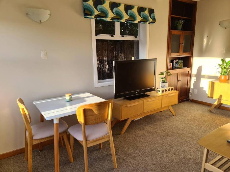 Sunny 1 Bedroom Flat With Parking *