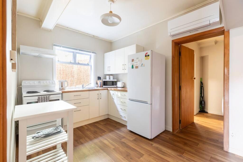 Sunny 1 Bedroom Flat With Parking *