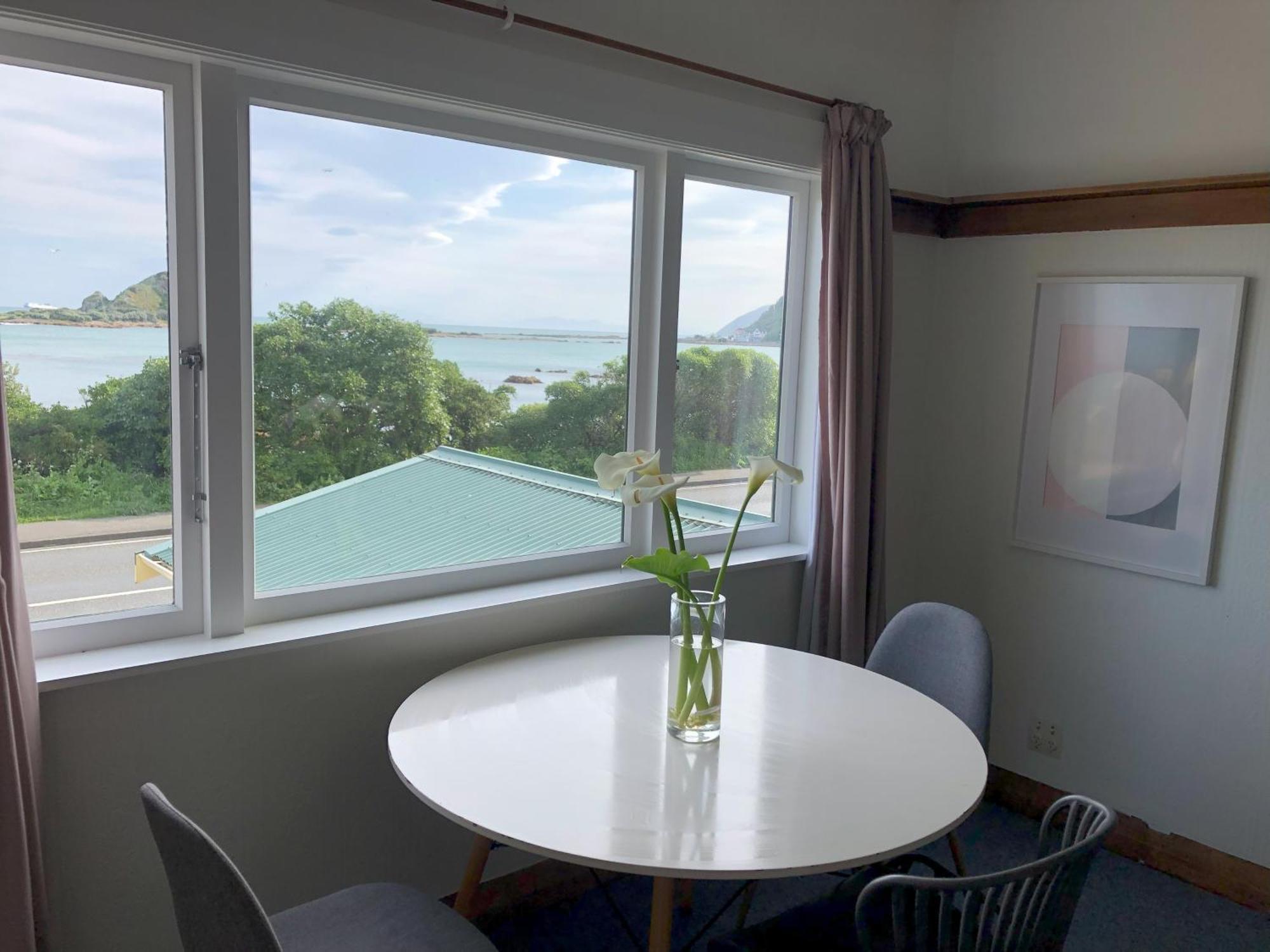 Apartment Seafront Haven In Island Bay With Deck, Outdoor Bath, And Parking