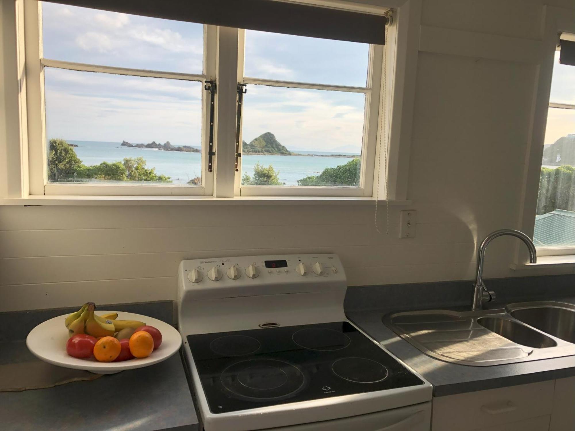 Seafront Haven In Island Bay With Deck, Outdoor Bath, And Parking Apartment Wellington
