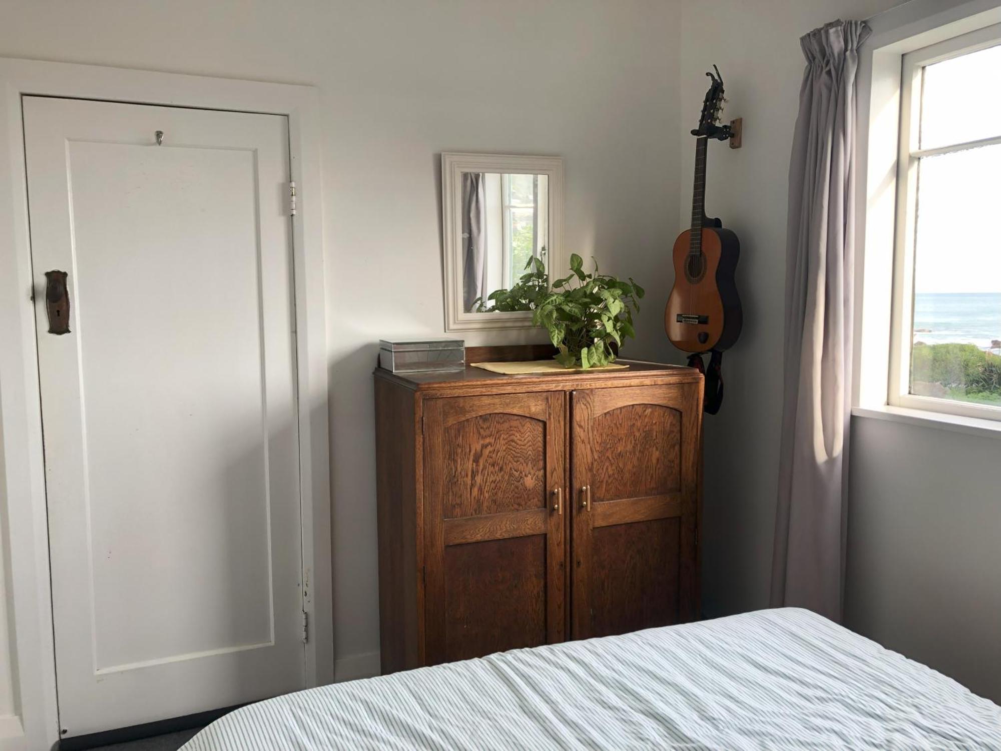 Seafront Haven In Island Bay With Deck, Outdoor Bath, And Parking Apartment Wellington