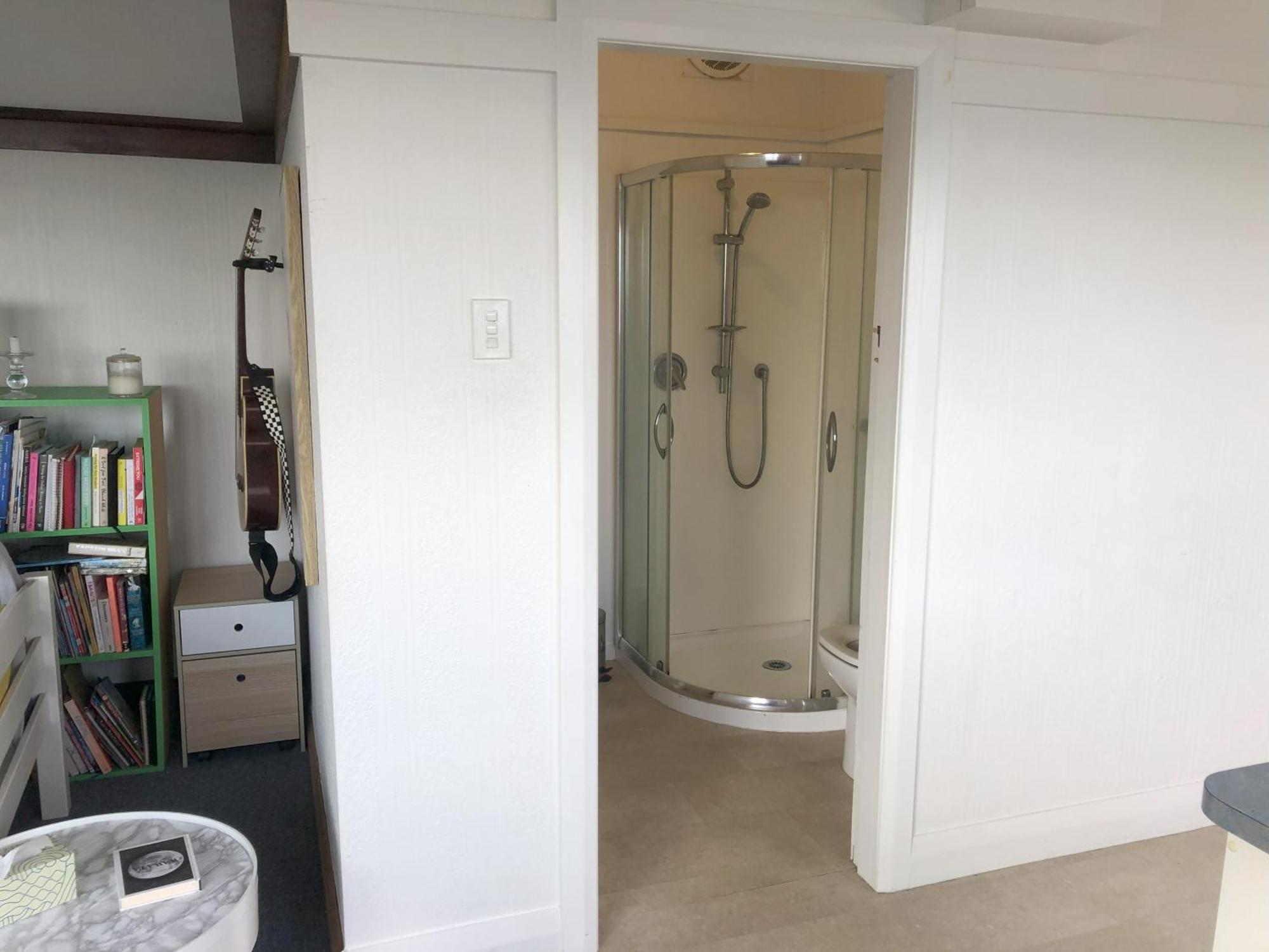 Apartment Seafront Haven In Island Bay With Deck, Outdoor Bath, And Parking *