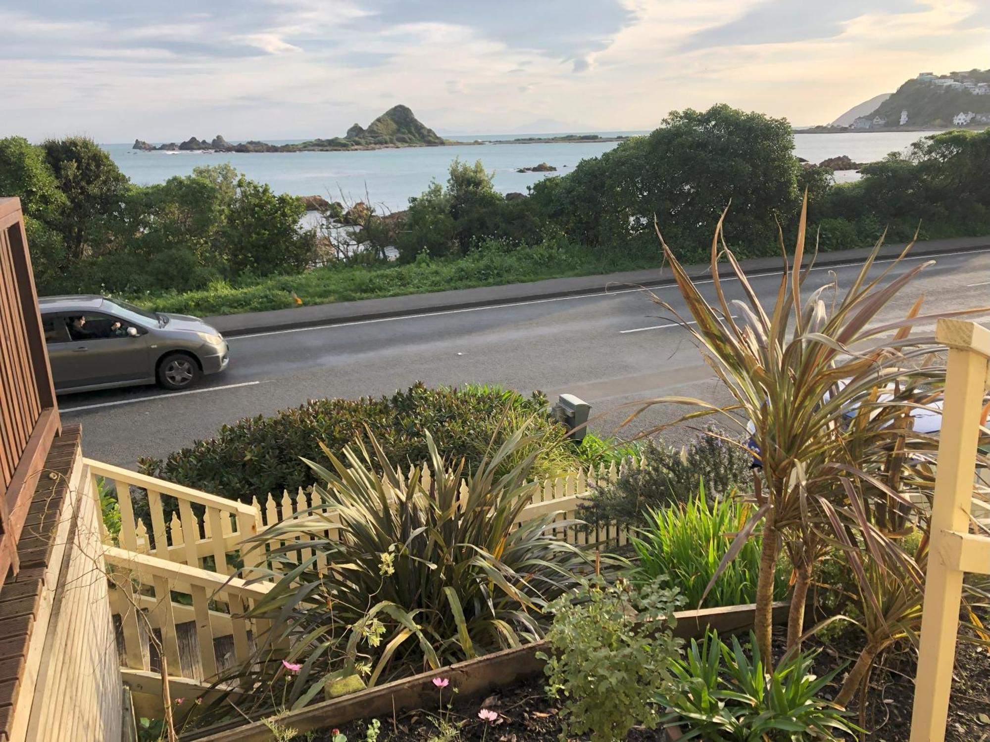 Seafront Haven In Island Bay With Deck, Outdoor Bath, And Parking Apartment