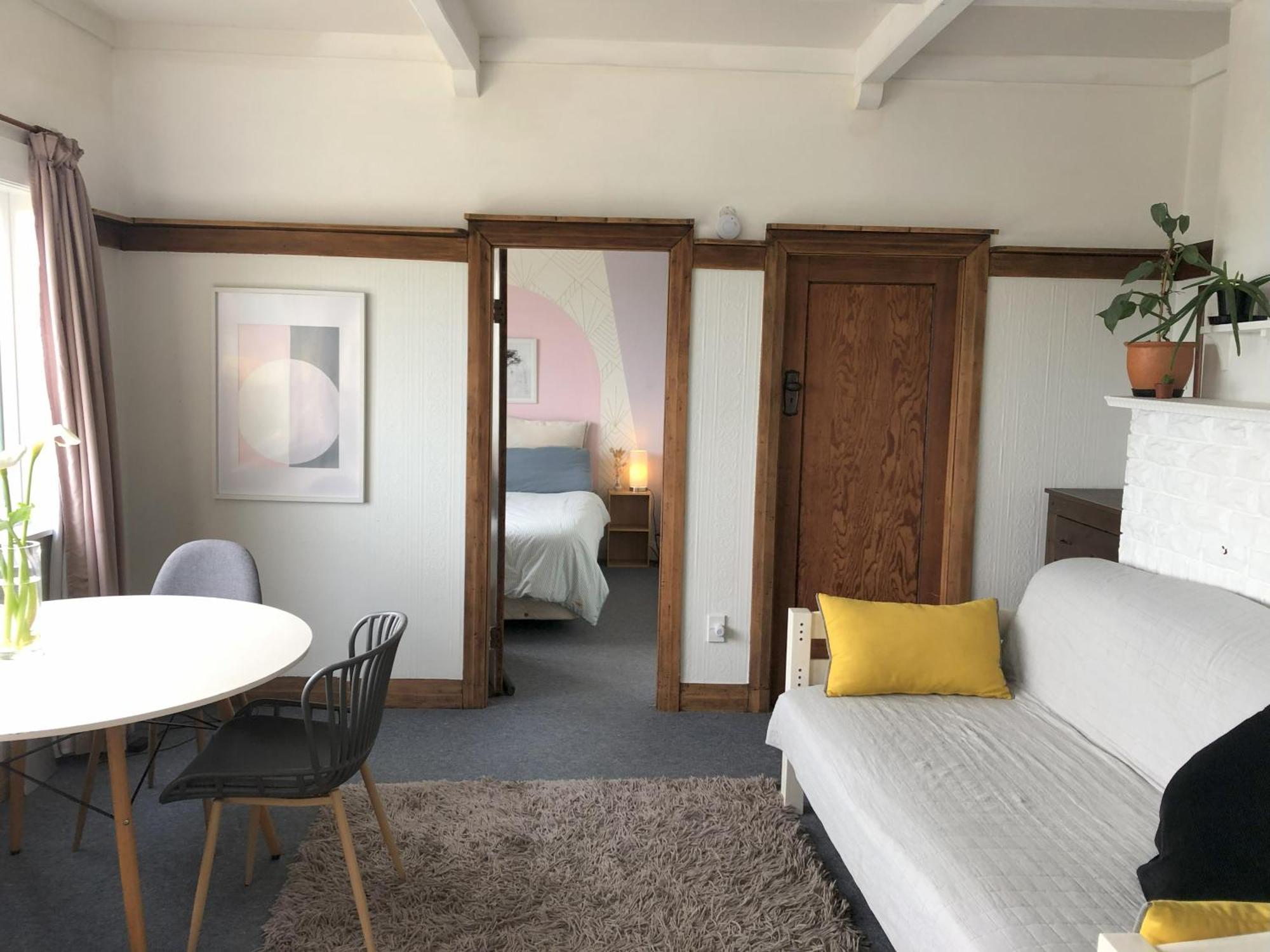 Apartment Seafront Haven In Island Bay With Deck, Outdoor Bath, And Parking