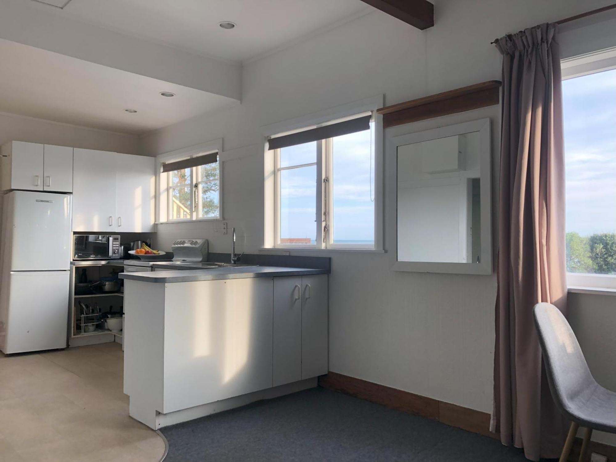 Apartment Seafront Haven In Island Bay With Deck, Outdoor Bath, And Parking *