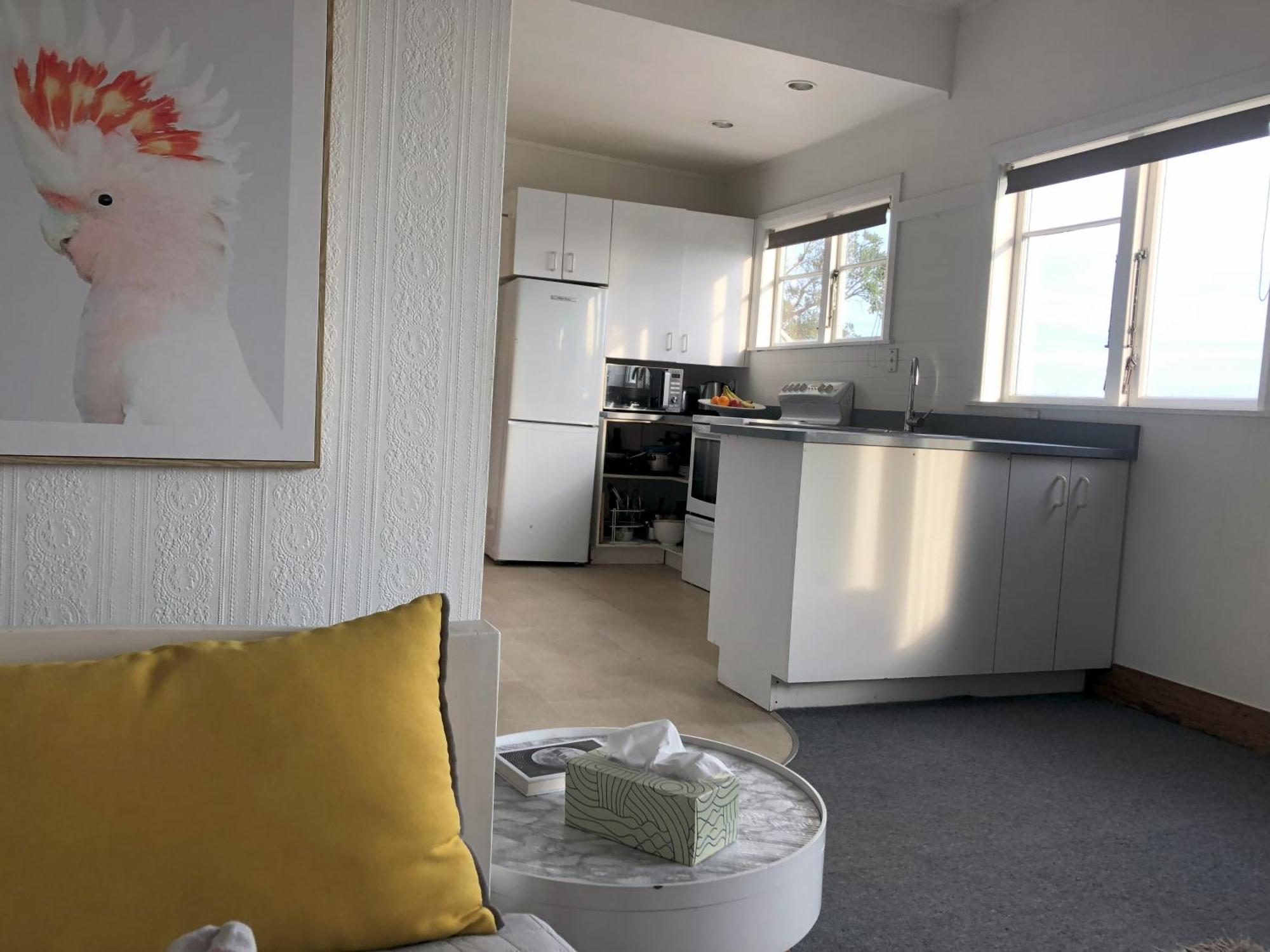 Seafront Haven In Island Bay With Deck, Outdoor Bath, And Parking *