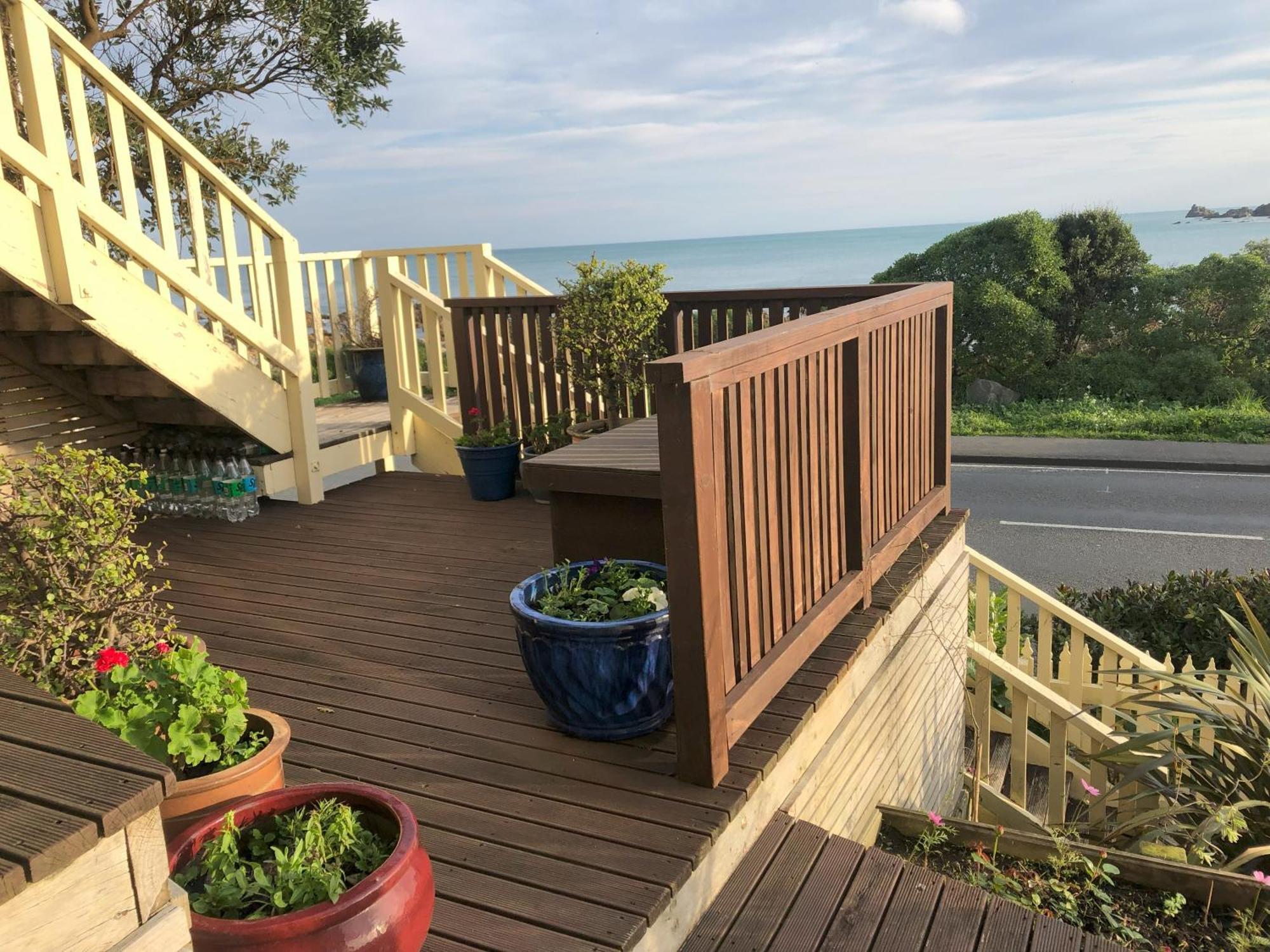 Apartment Seafront Haven In Island Bay With Deck, Outdoor Bath, And Parking