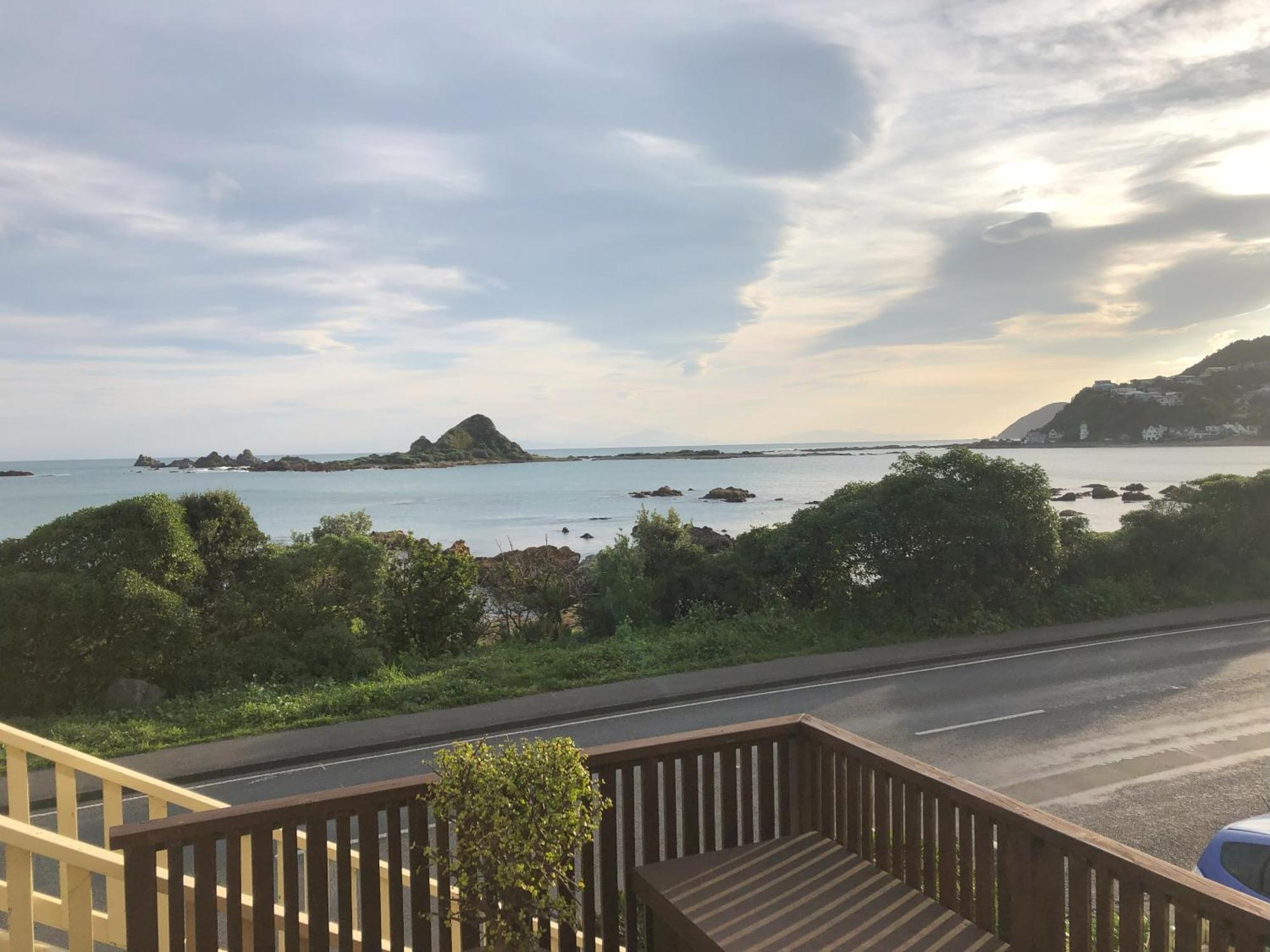Apartment Seafront Haven In Island Bay With Deck, Outdoor Bath, And Parking