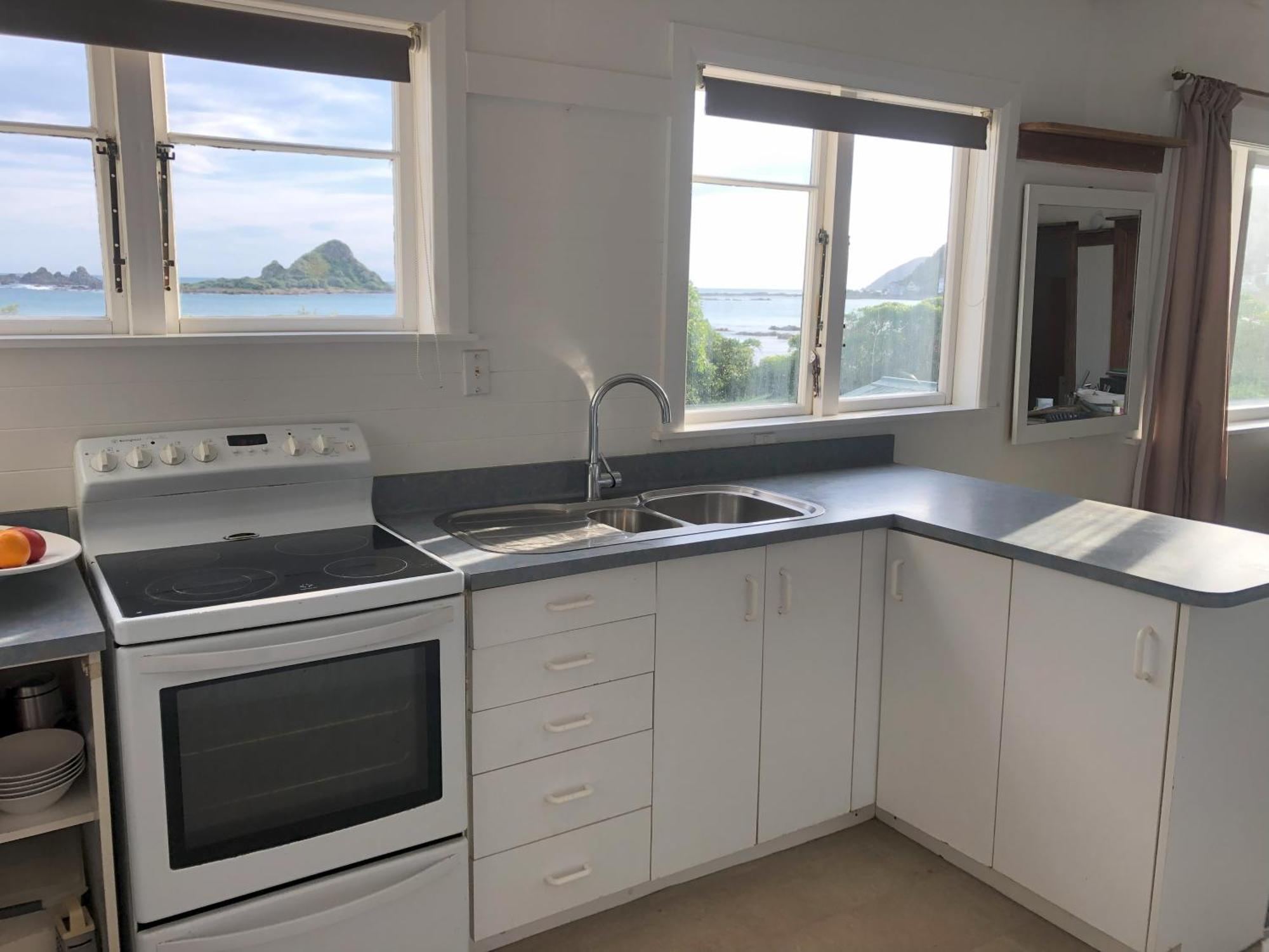 Seafront Haven In Island Bay With Deck, Outdoor Bath, And Parking Apartment *