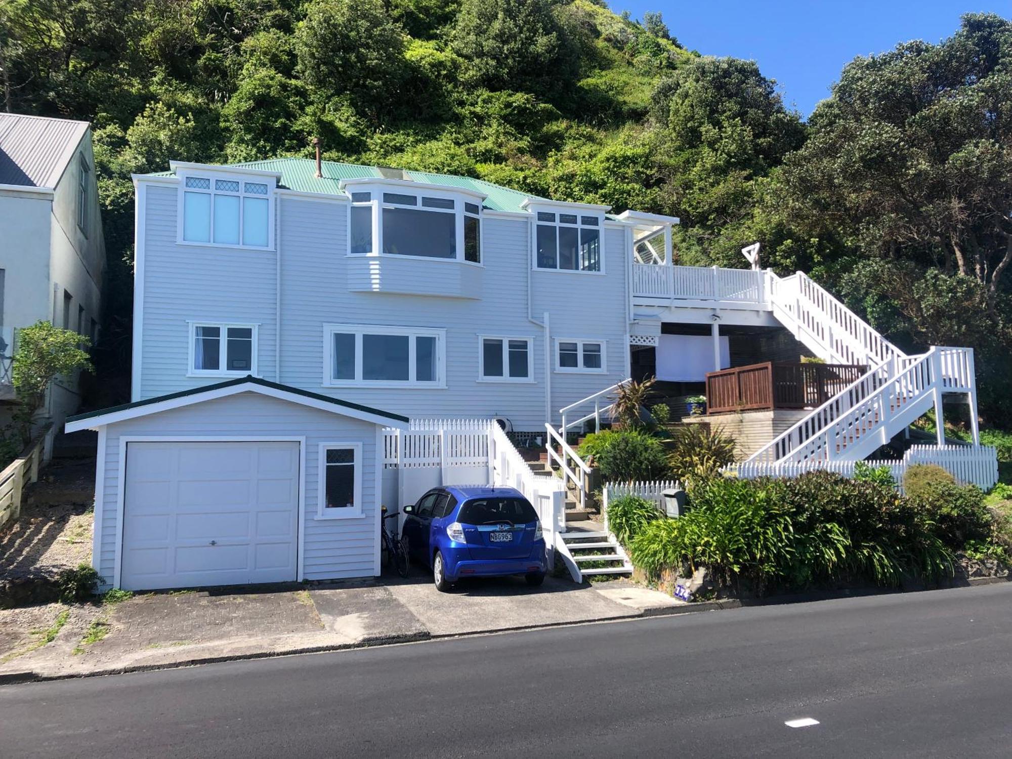 Seafront Haven In Island Bay With Deck, Outdoor Bath, And Parking