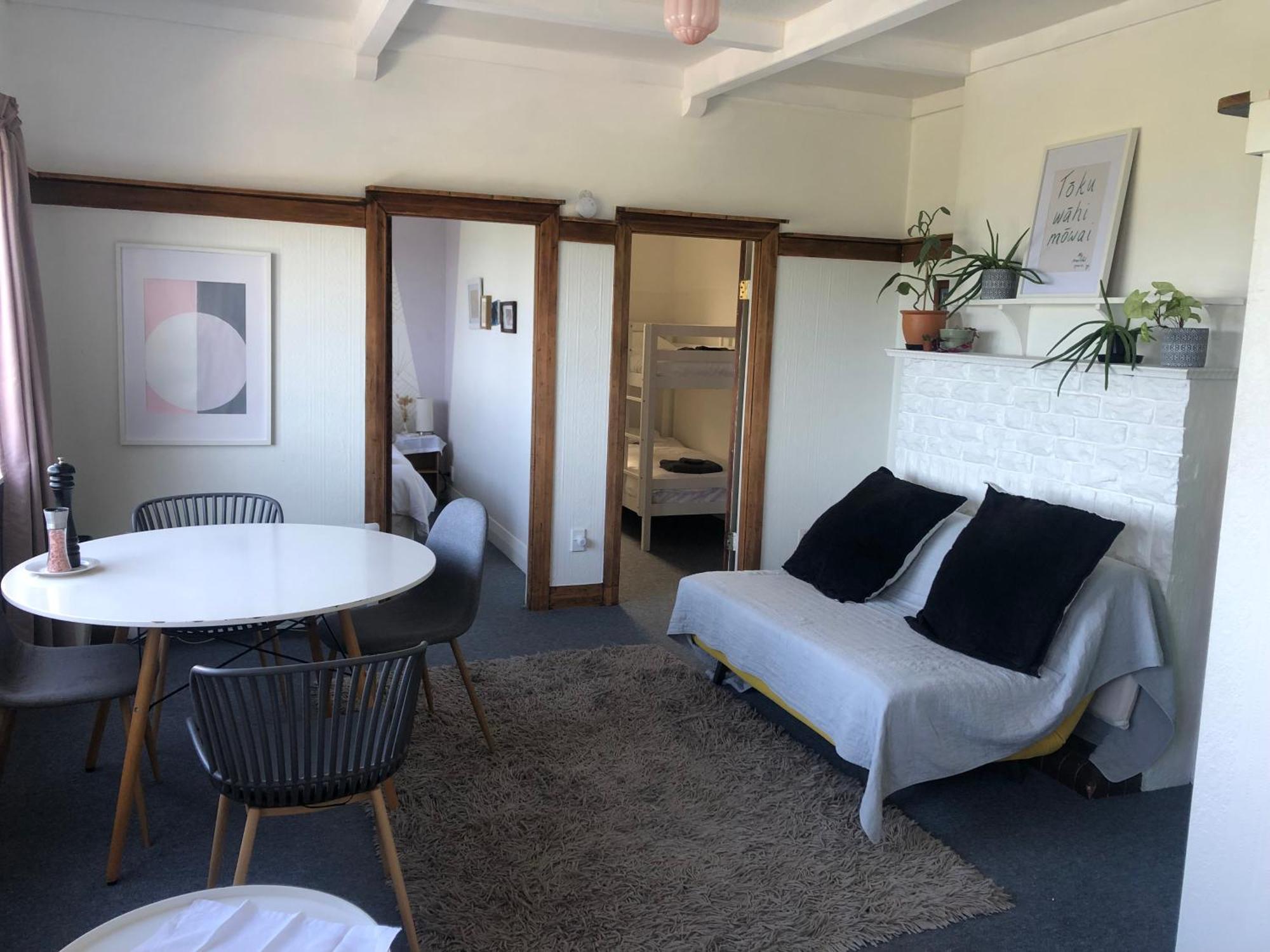 Apartment Seafront Haven In Island Bay With Deck, Outdoor Bath, And Parking