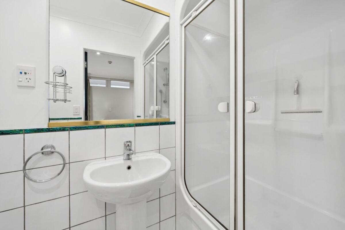 Spacious, 2 Bed, Retreat Apartment