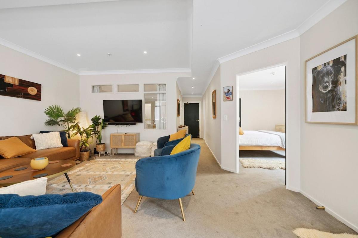 Spacious, 2 Bed, Retreat Apartment *