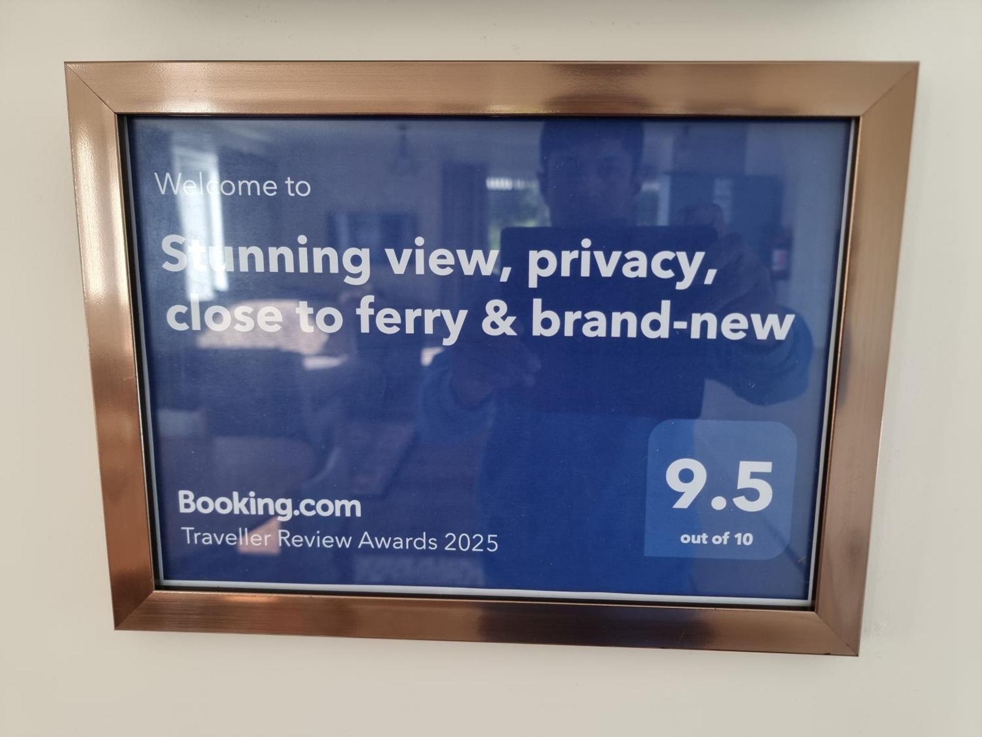 Stunning View, Privacy, Close To Ferry & Brand-new * Wellington