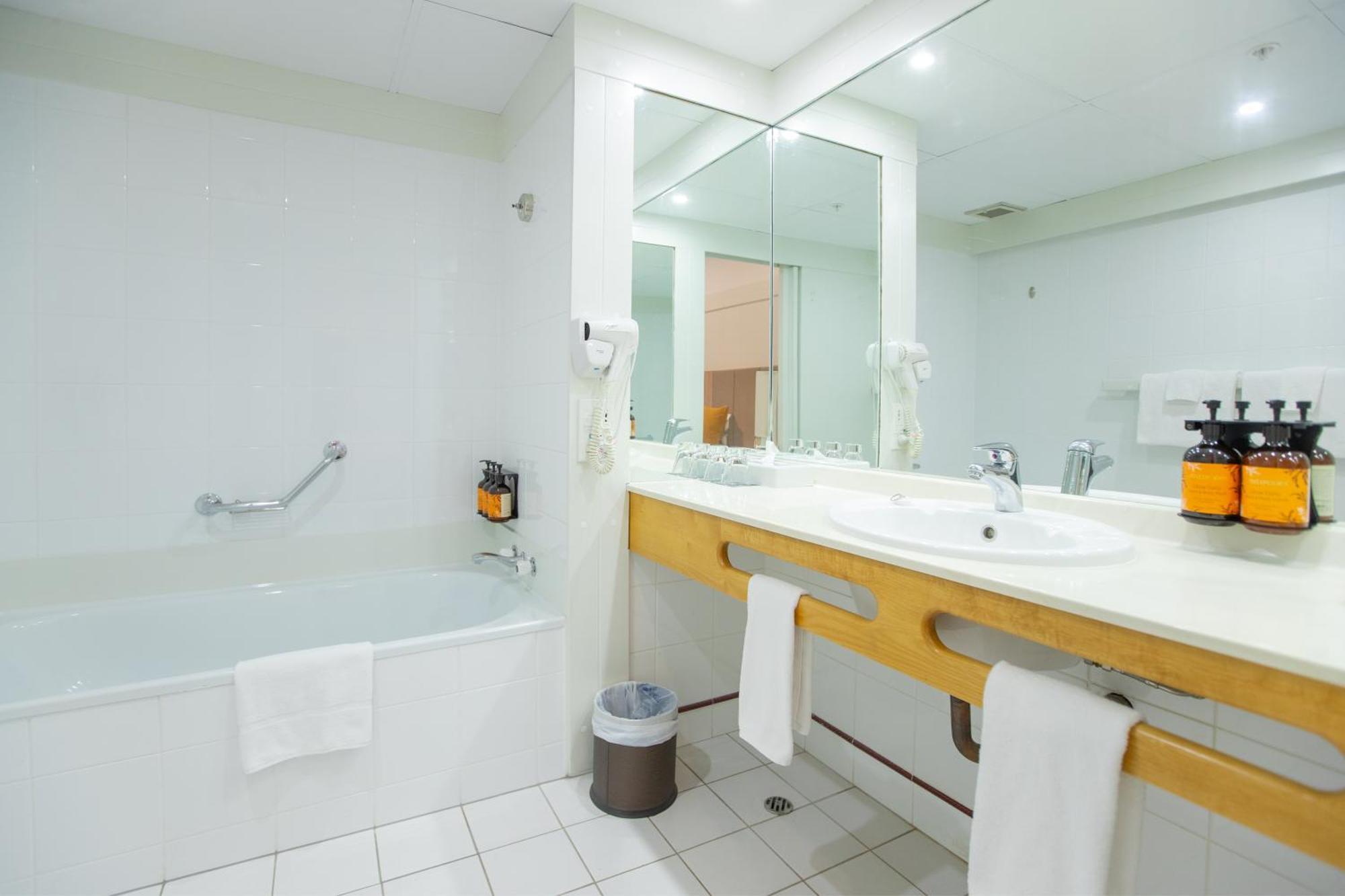 Hotel Cook Grand Chancellor 4*