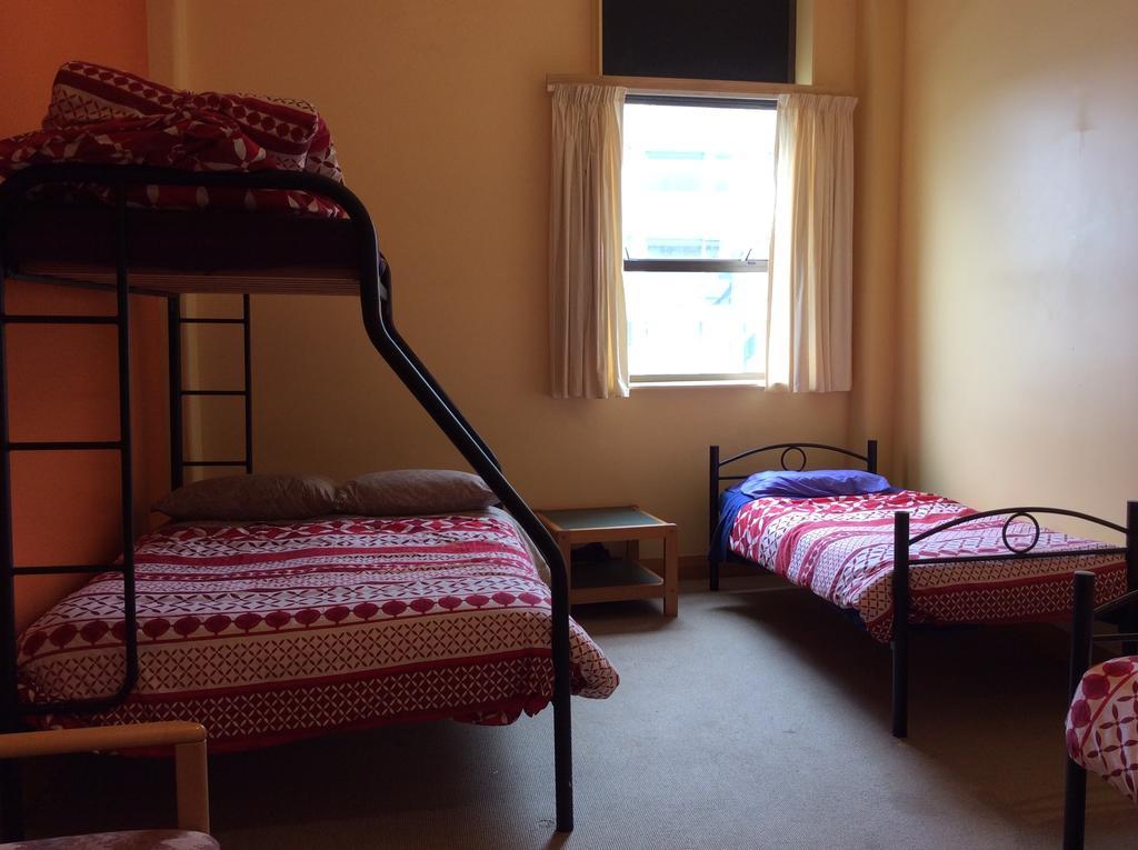 Wild Zebra Backpackers Hostel *