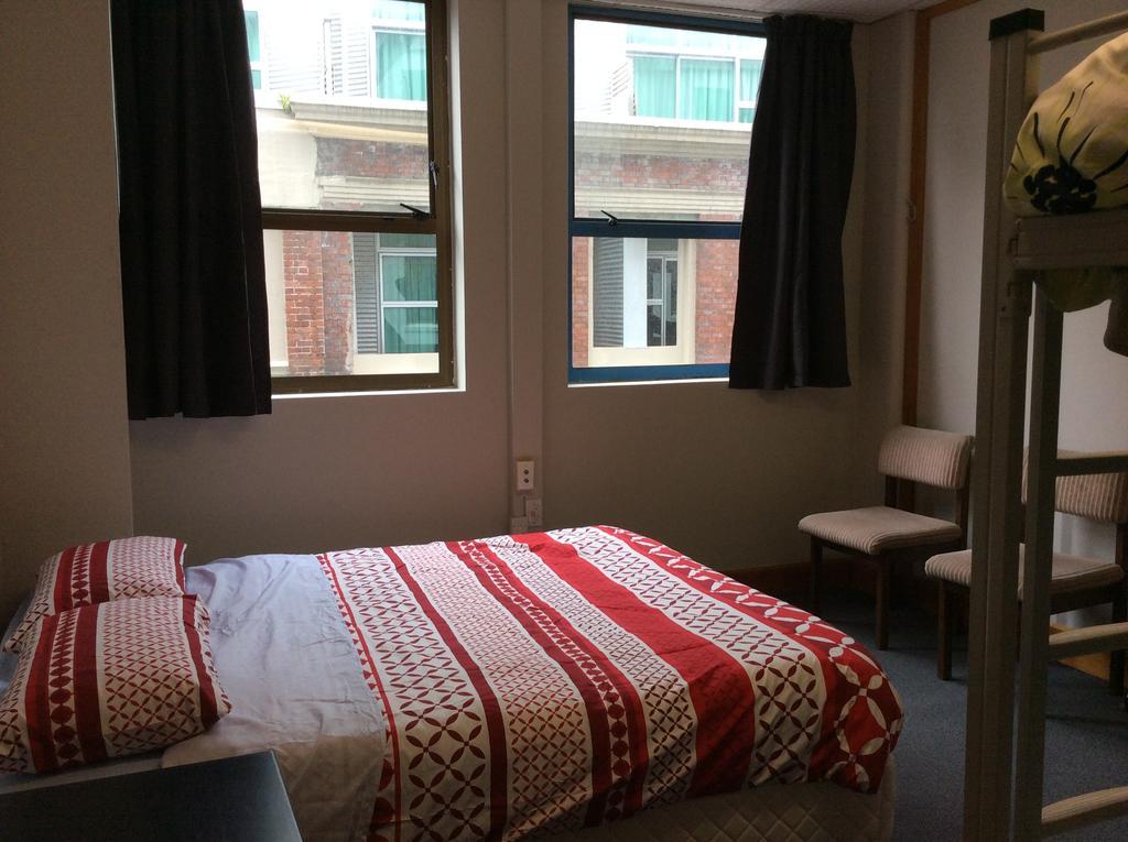 Wild Zebra Backpackers Hostel *