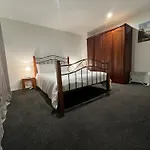 Stylish Modern Flat With Parking Near Station