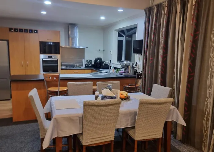 Peaceful Hillview - Double Bed At Churton Park
