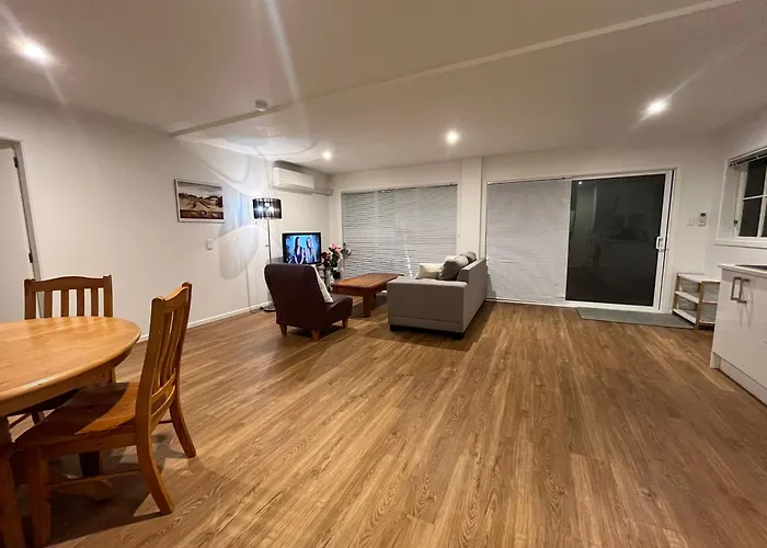 Stylish Modern Flat With Parking Near Station