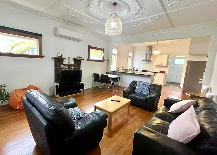 Spacious Retreat Near Ferry & Mall
