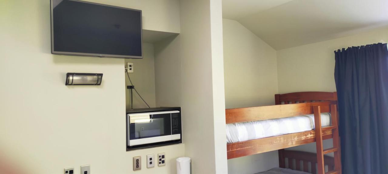 Airport Motel 4*