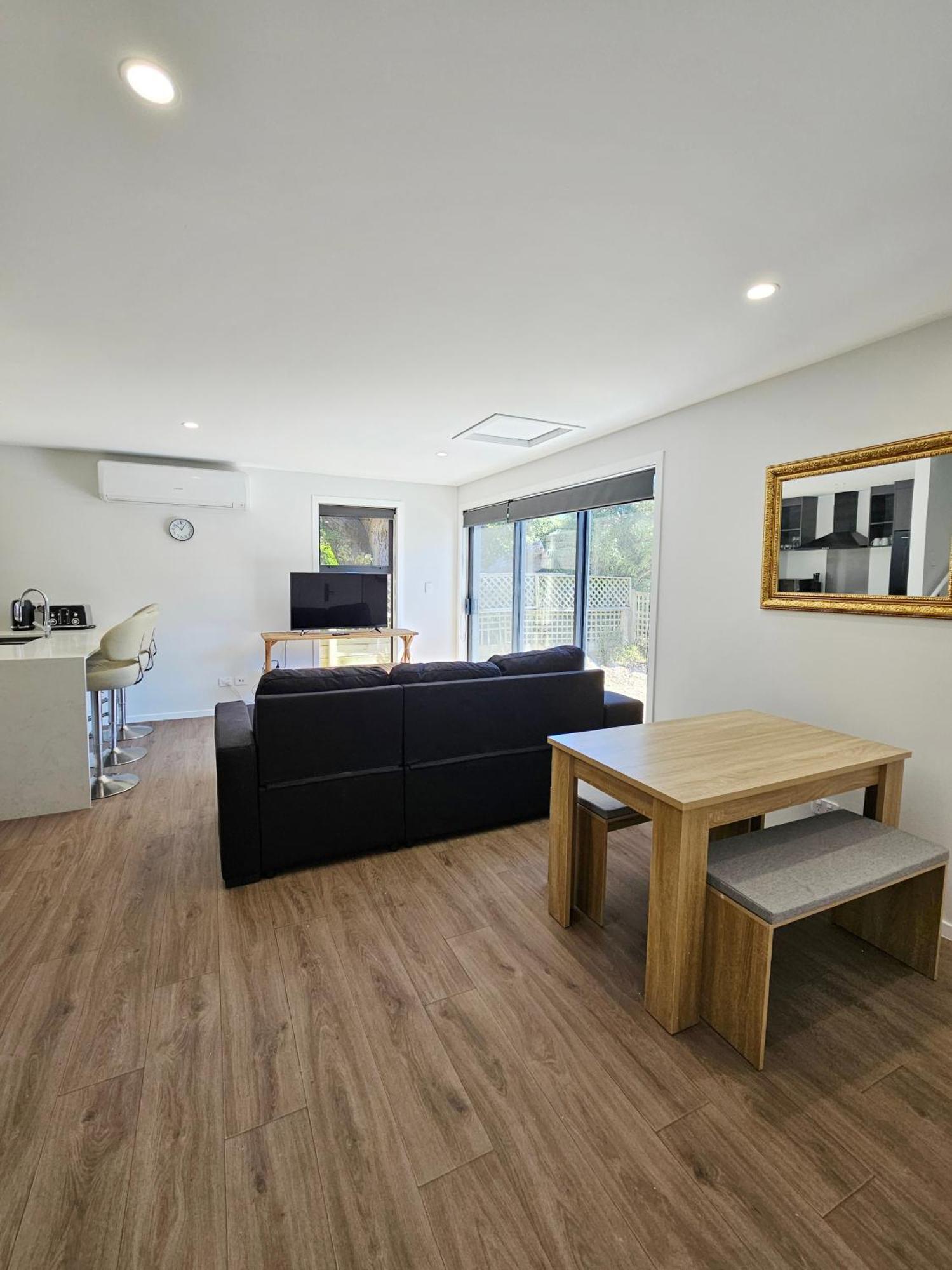 New And Fabulous, Fringe Bliss! Apartment