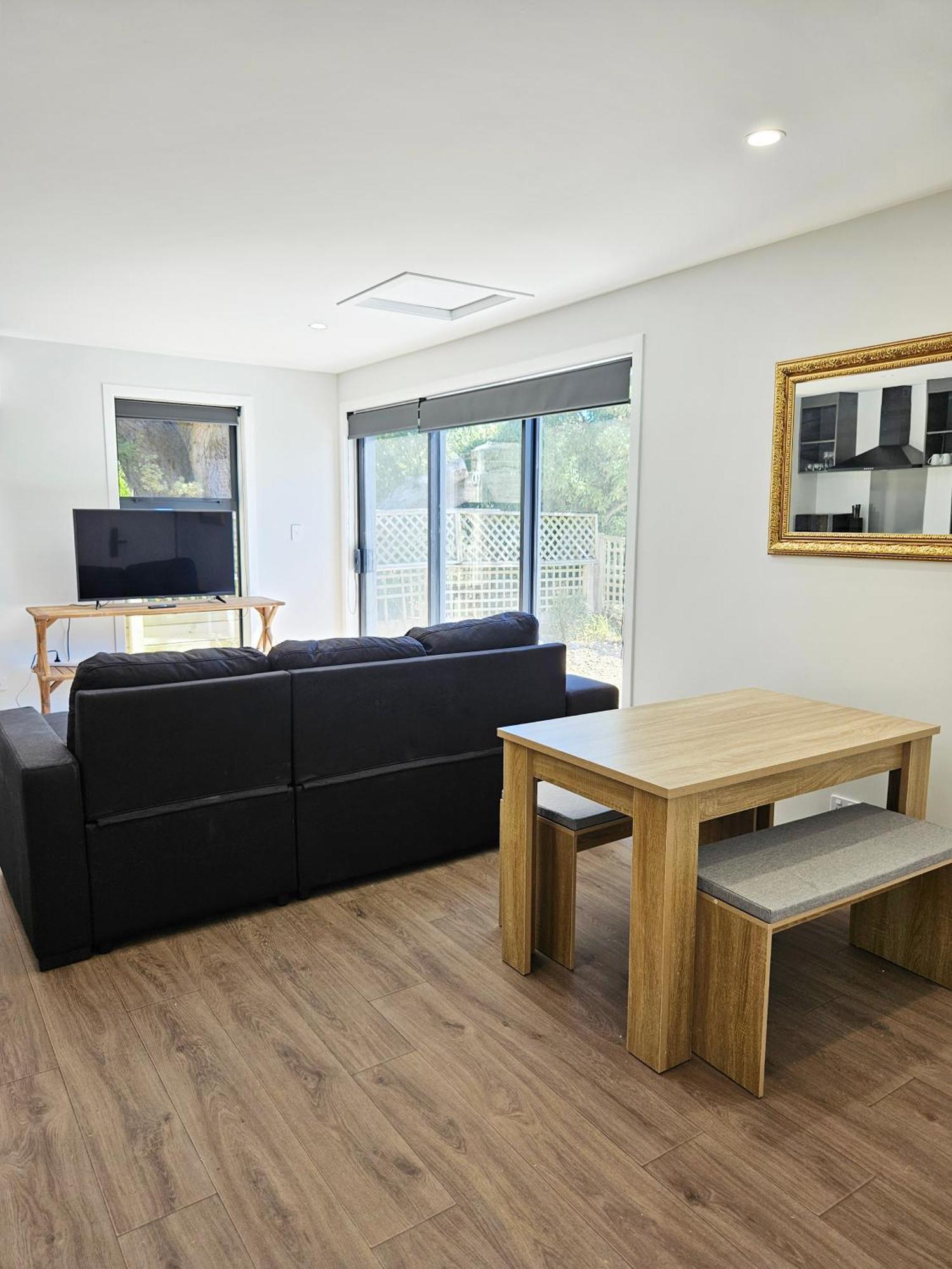 New And Fabulous, Fringe Bliss! Apartment