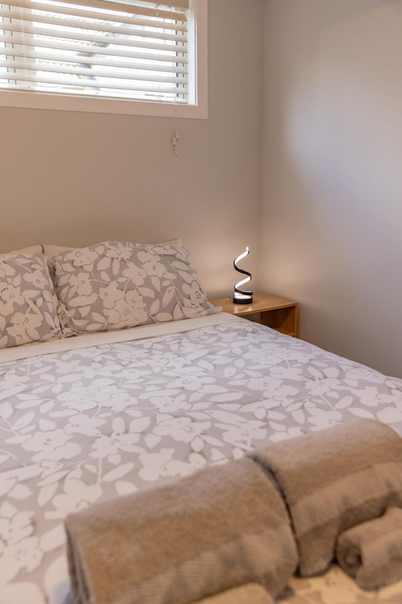 Guest house Back Garden Flat With Free On Street Parking And Fiber Wifi - 15 Mins To Ferry, Stadium, Cbd *