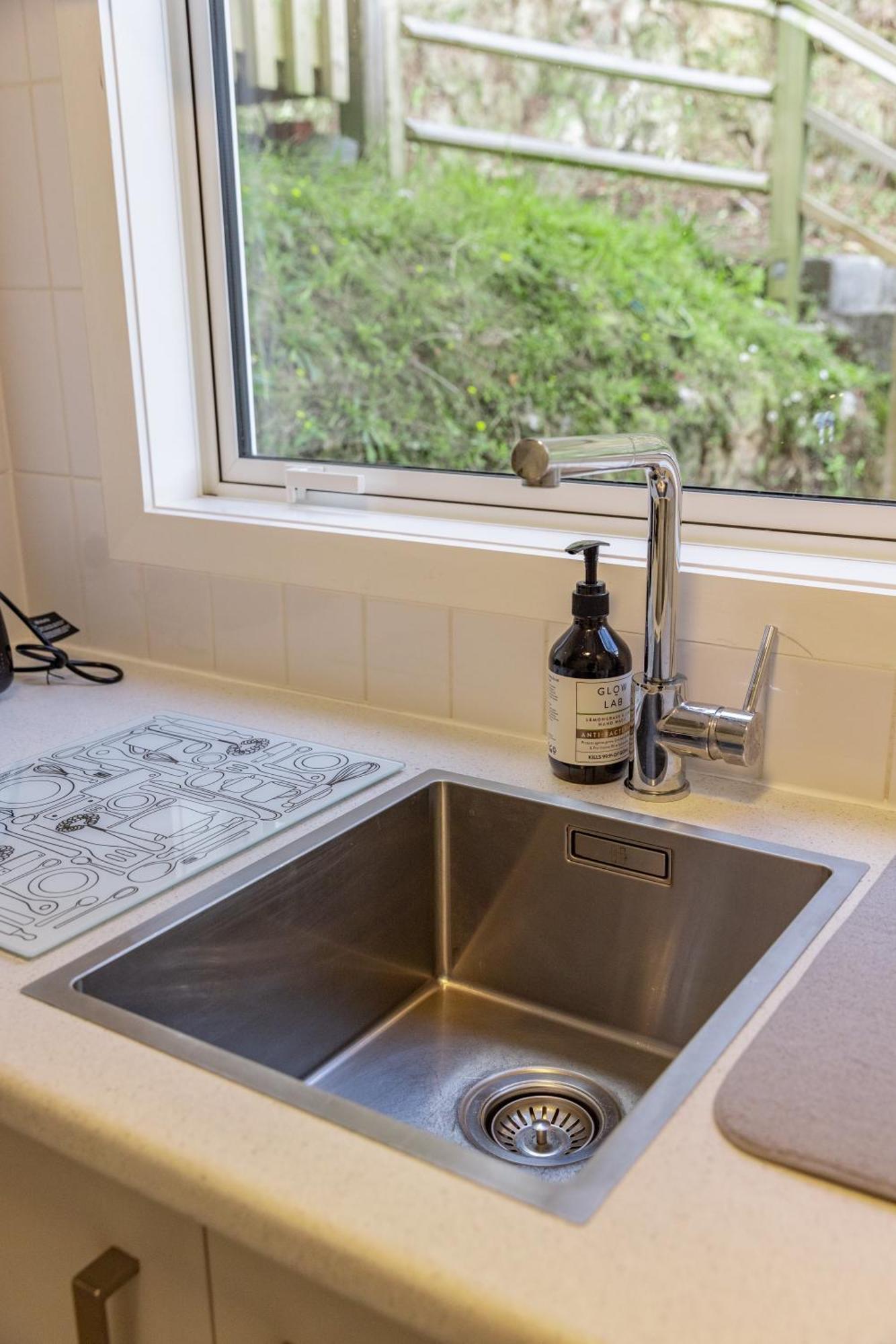 Back Garden Flat With Free On Street Parking And Fiber Wifi - 15 Mins To Ferry, Stadium, Cbd Wellington