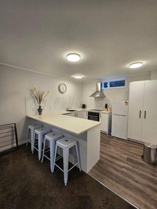 Abode For Two And A Few Paws * Wellington