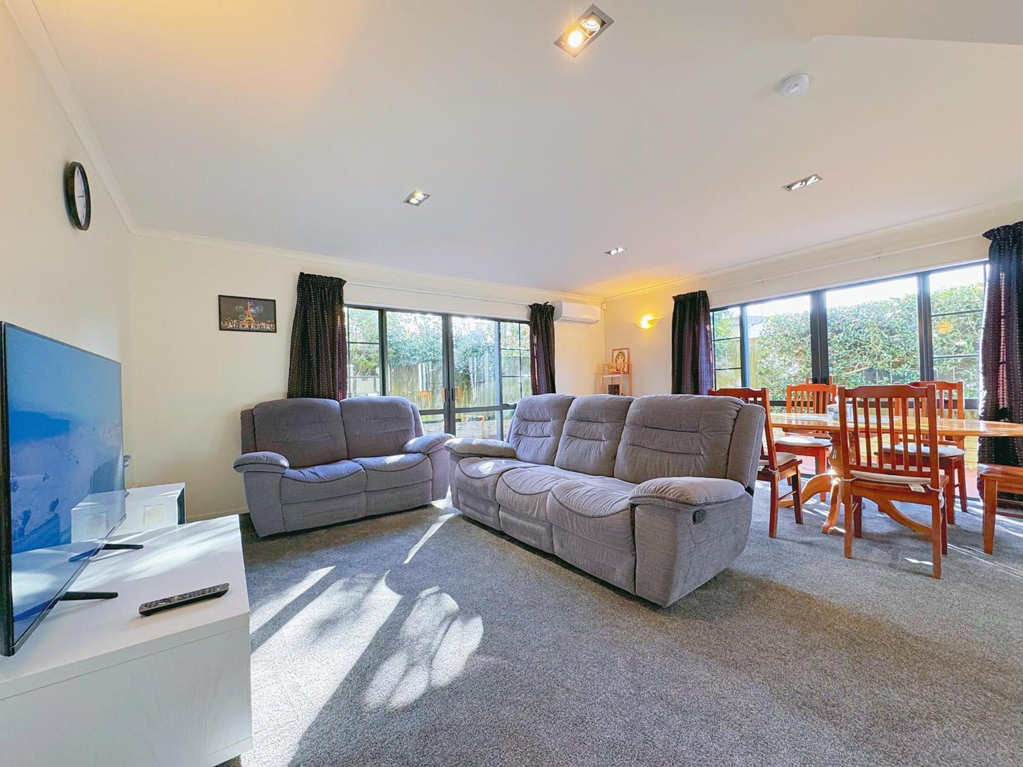Sunny Family Retreat & Comforts Wellington