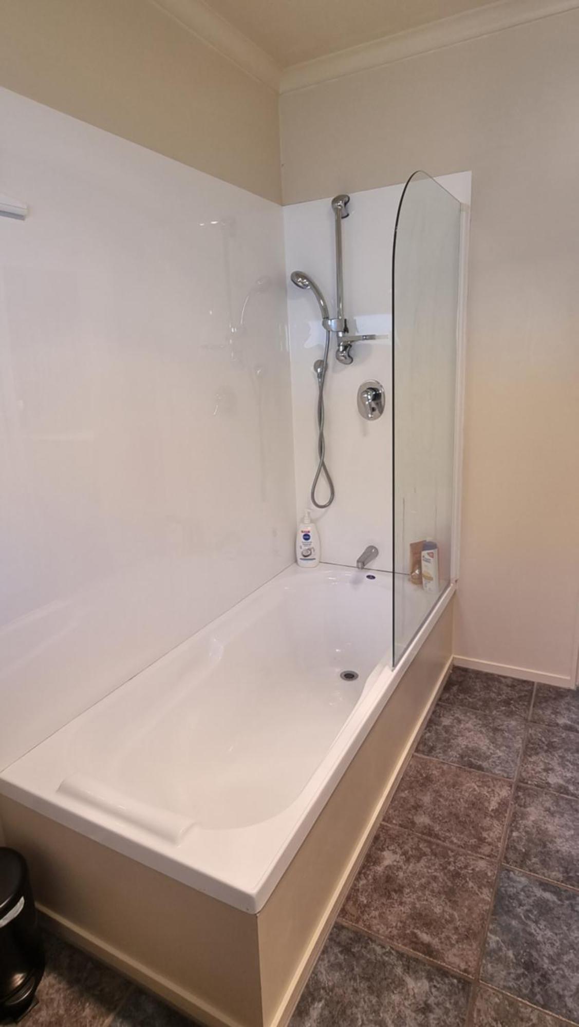 Homestay Peaceful Hillview - Double Bed At Churton Park Wellington