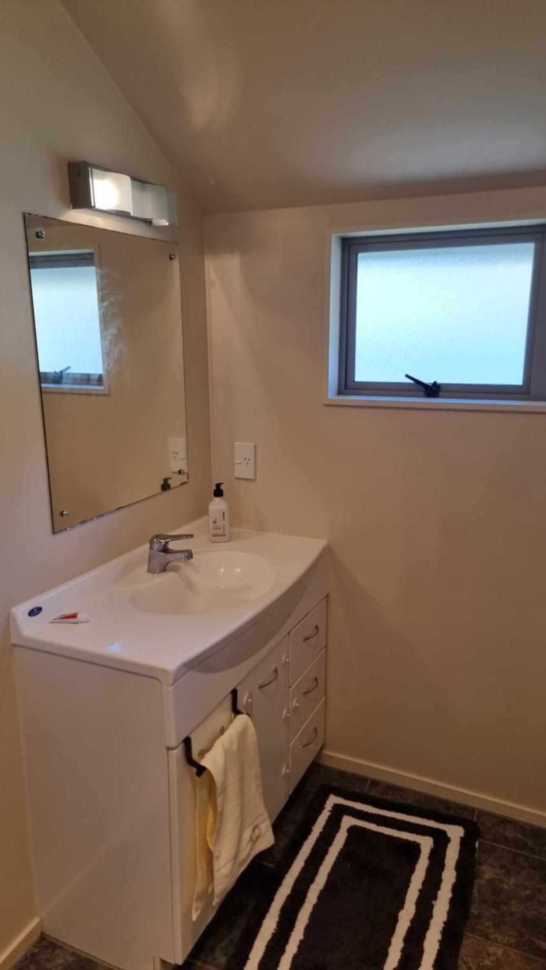 Peaceful Hillview - Double Bed At Churton Park