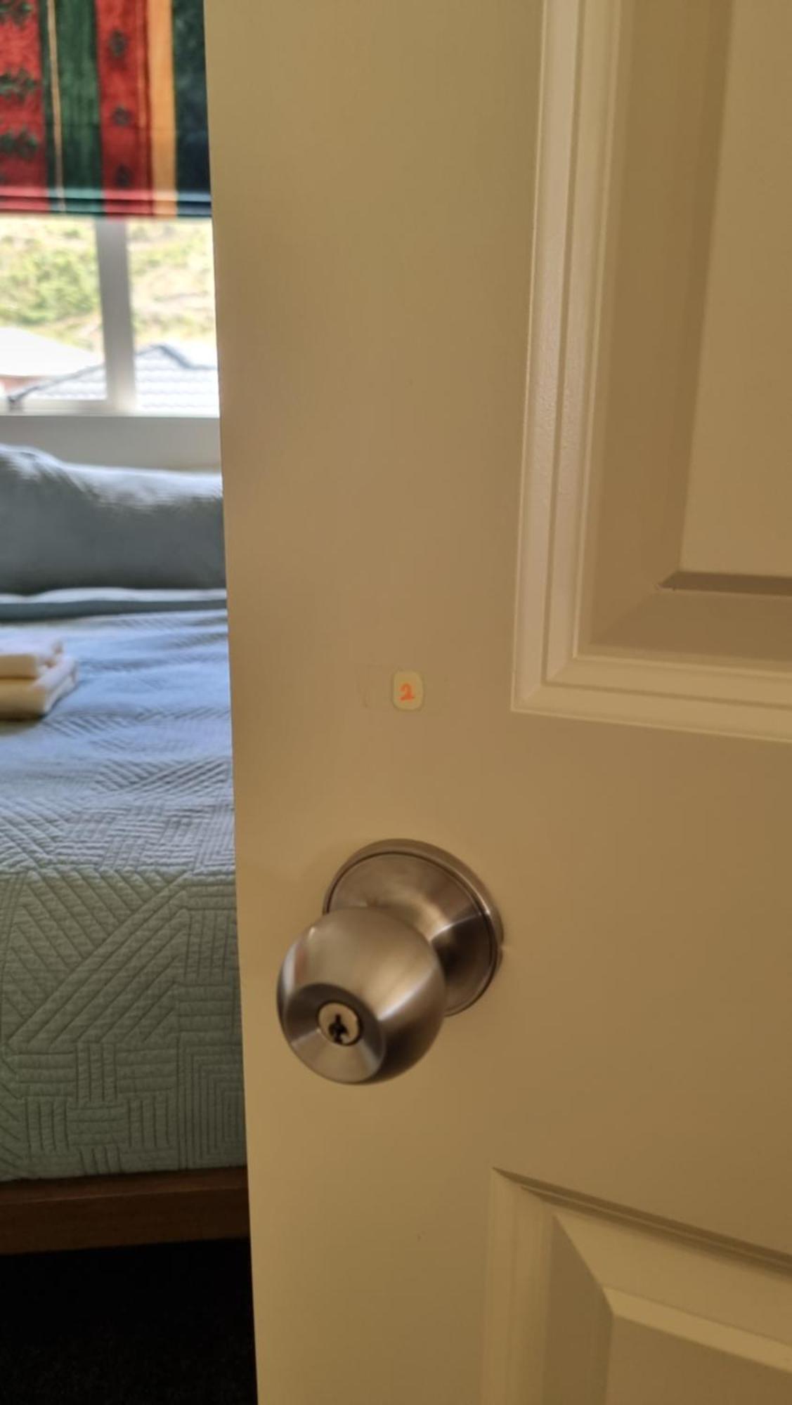 Peaceful Hillview - Double Bed At Churton Park Homestay Wellington
