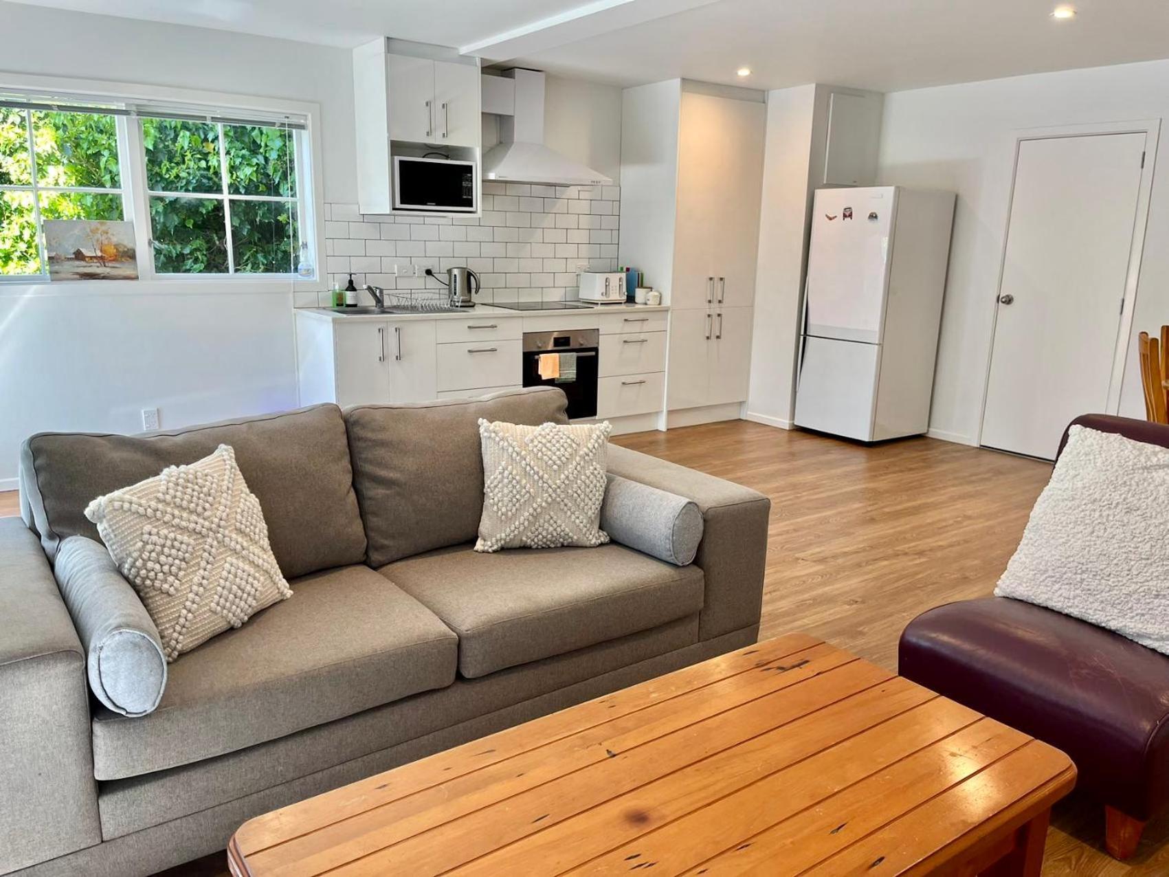 Stylish Modern Flat With Parking Near Station