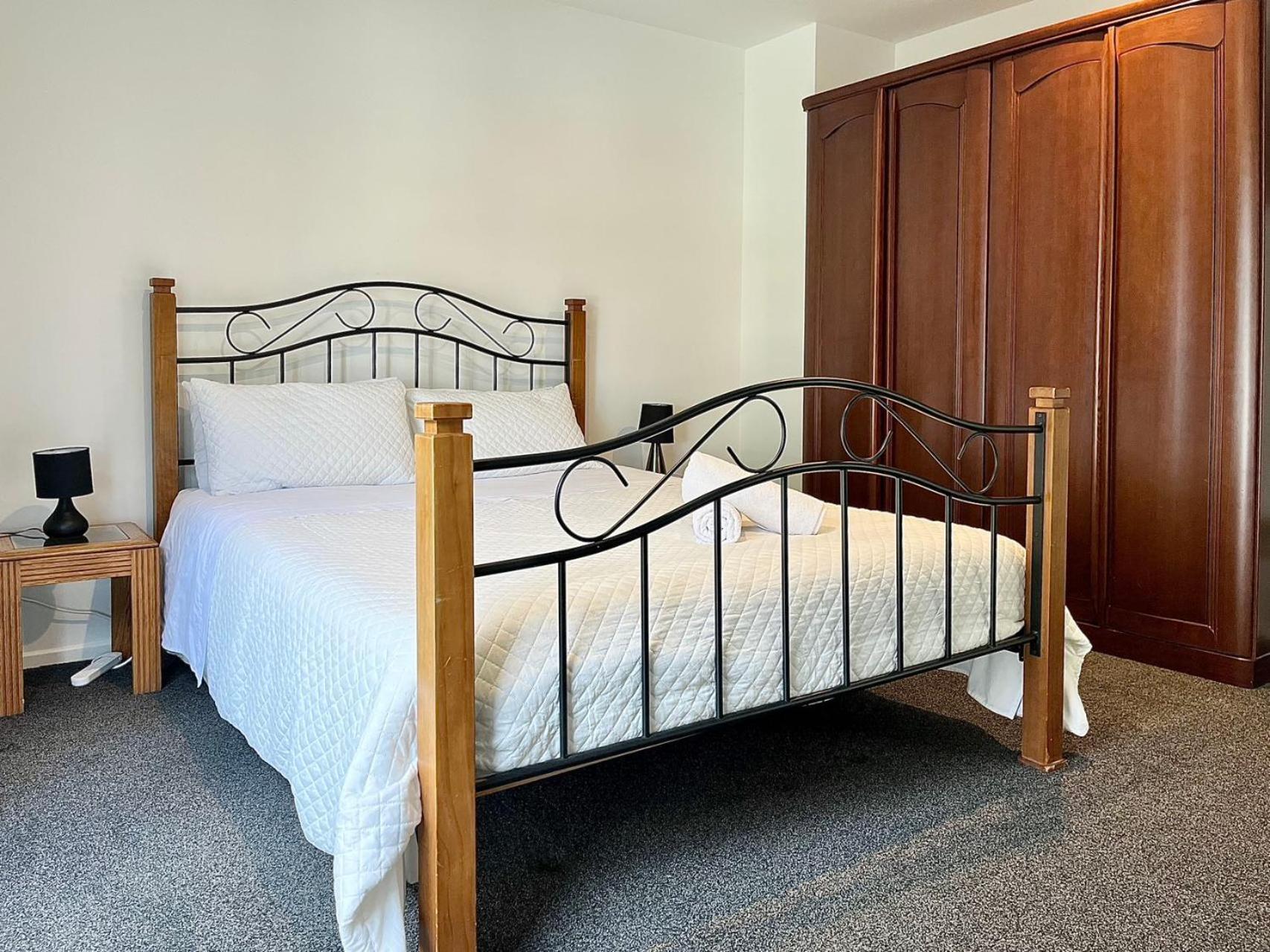 Stylish Modern Flat With Parking Near Station Wellington