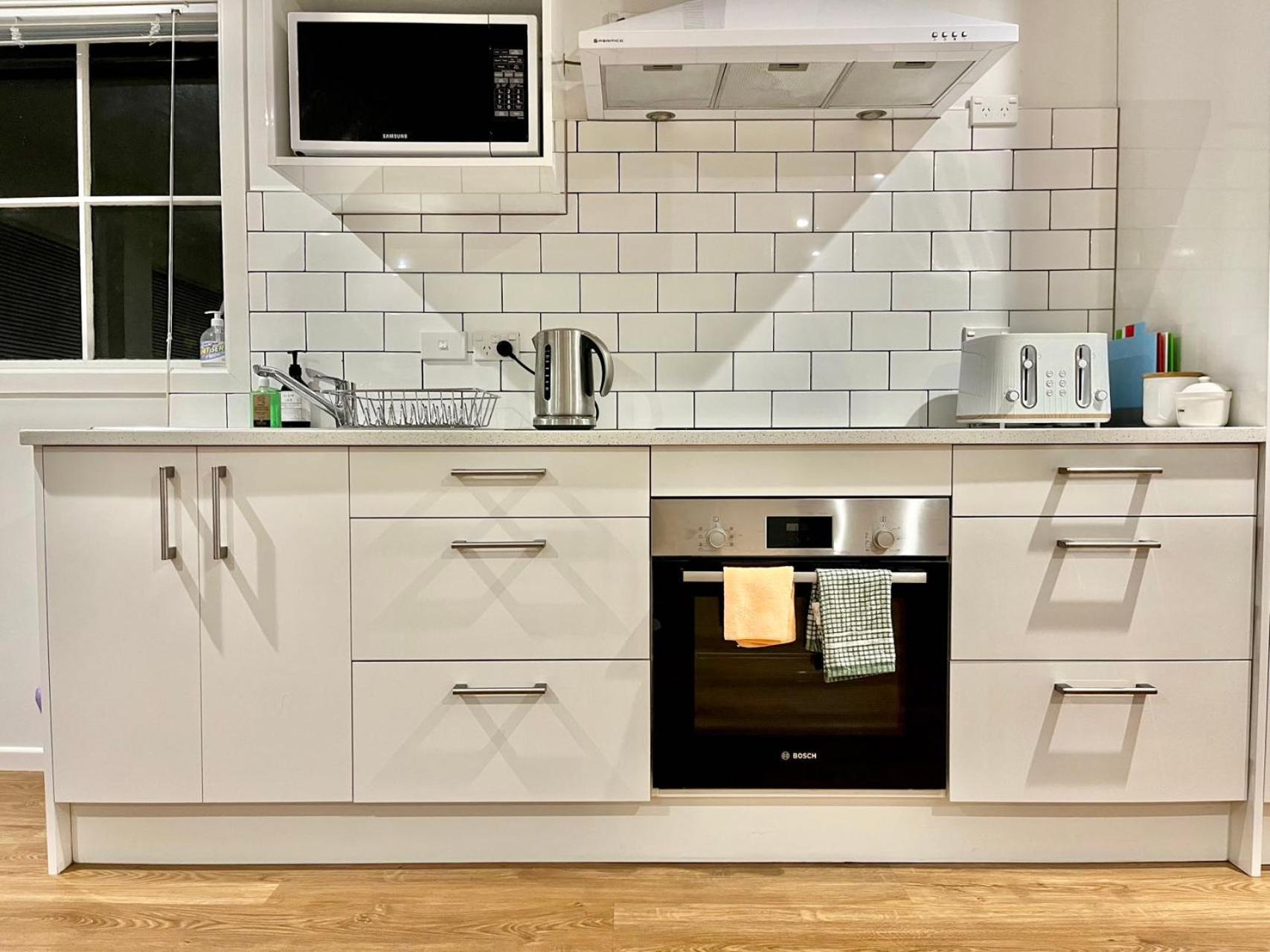 Stylish Modern Flat With Parking Near Station