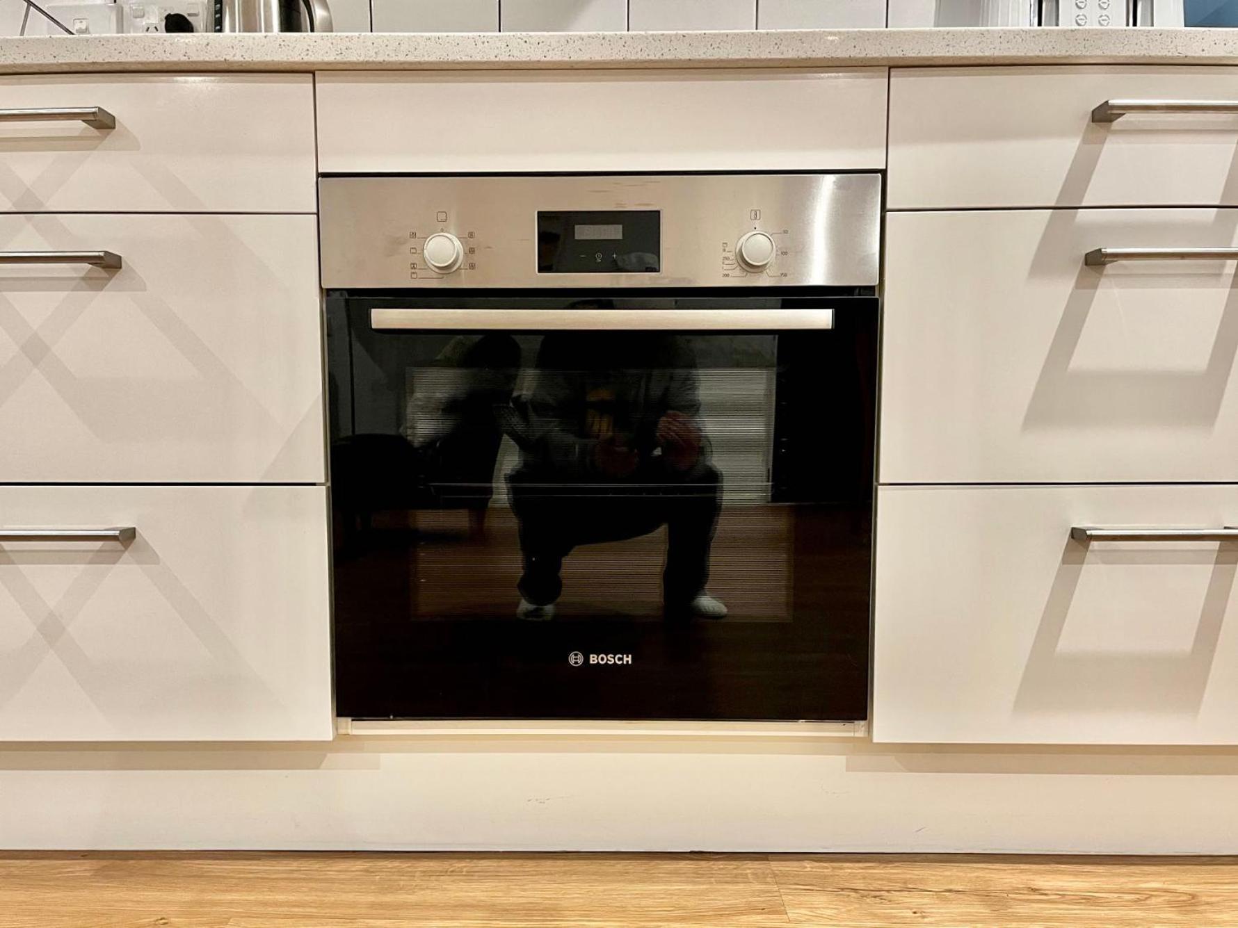 Stylish Modern Flat With Parking Near Station Wellington