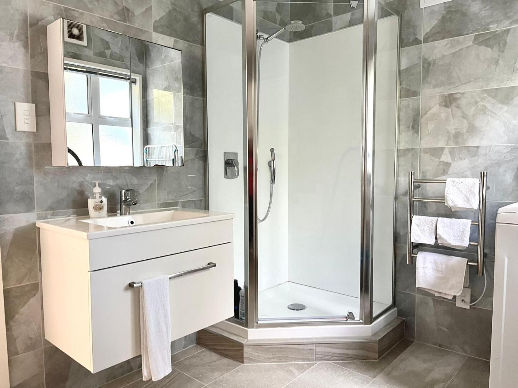Stylish Modern Flat With Parking Near Station Apartment Wellington