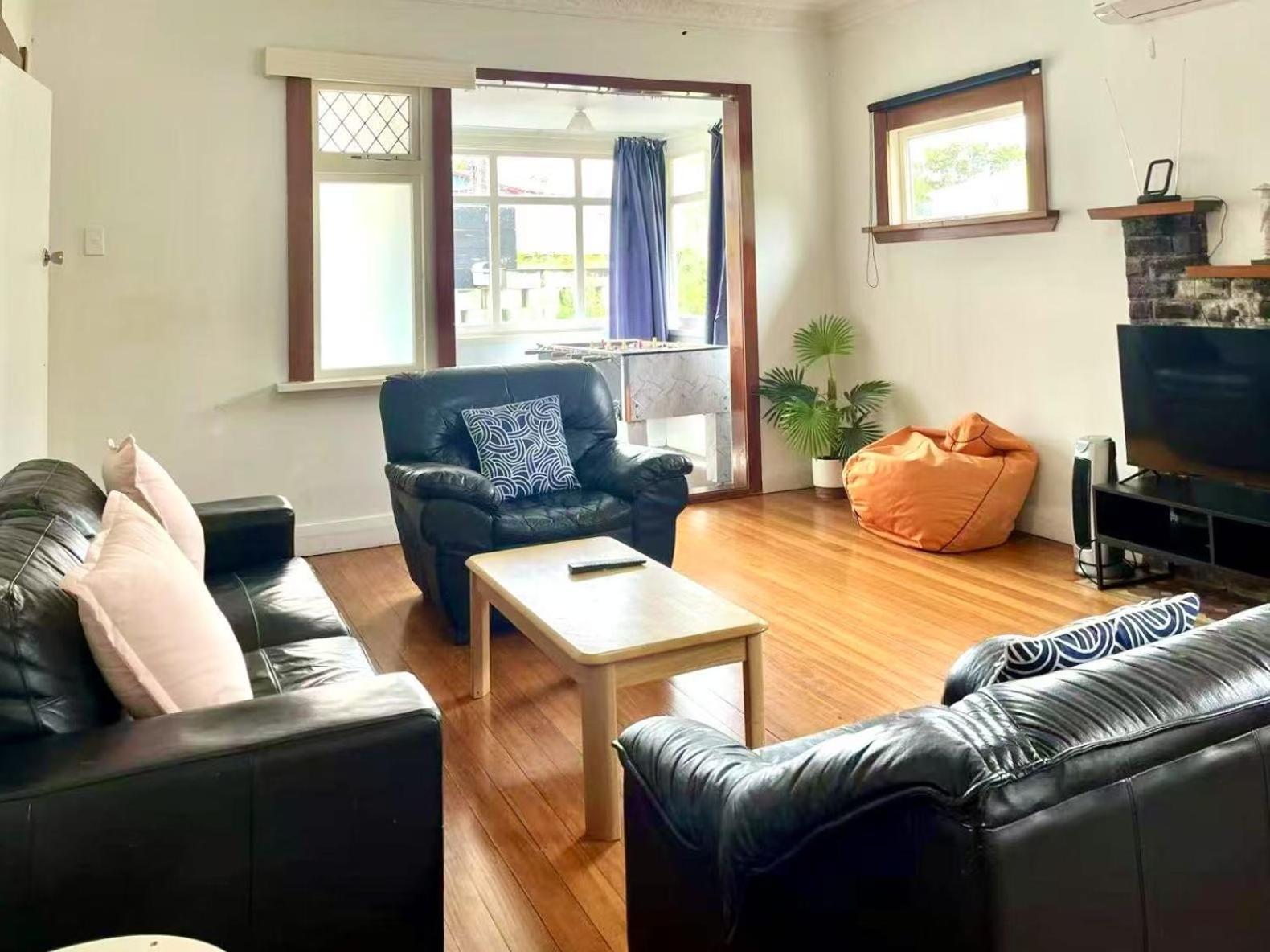 Spacious Retreat Near Ferry & Mall Holiday home Wellington