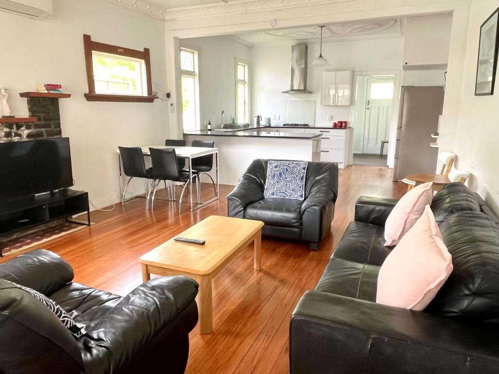 Spacious Retreat Near Ferry & Mall Holiday home Wellington