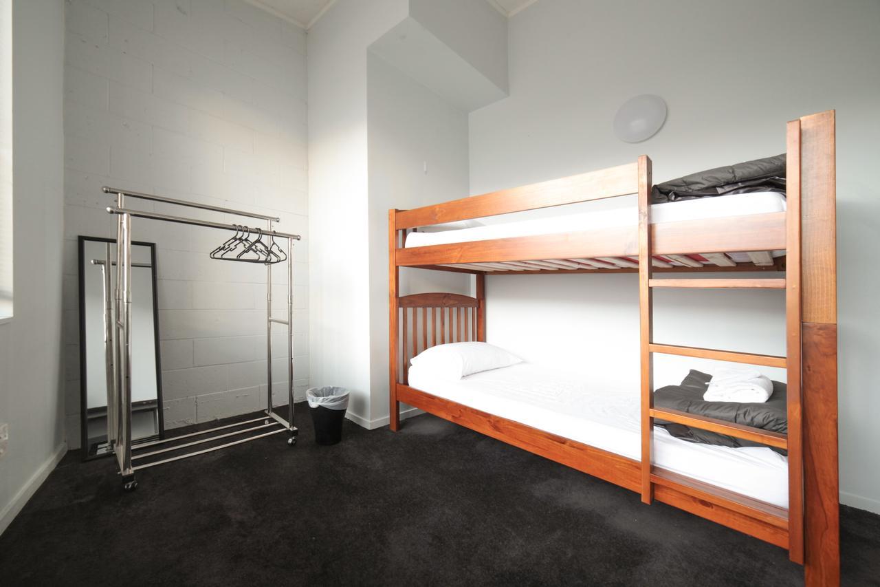 Laneway Backpackers Hostel *