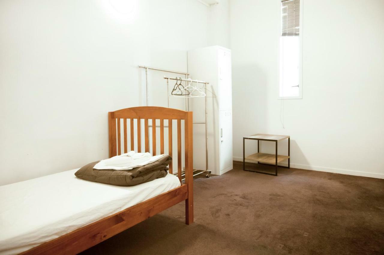 Laneway Backpackers Hostel *
