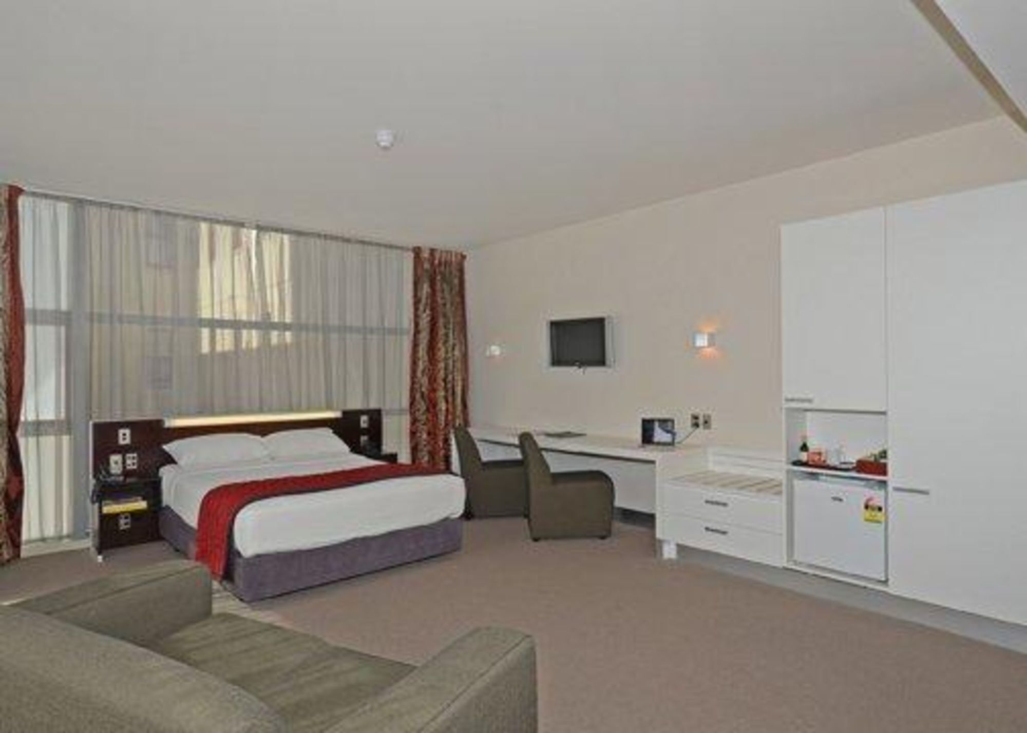 Naumi 4* Wellington